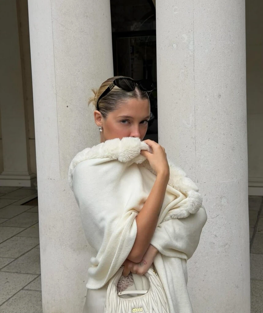 Sofía lo combinó con un chal tejido en el mismo tono, sumando textura y calidez.