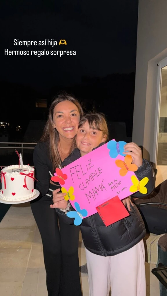 La actriz comenzó los festejos a la medianoche, cuando su hija Moorea la sorprendió con un cartel que decía “Feliz cumple mamá”. 
