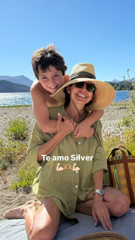 El look playero de Juliana Awada en su regreso al país. Fotos: IG. 