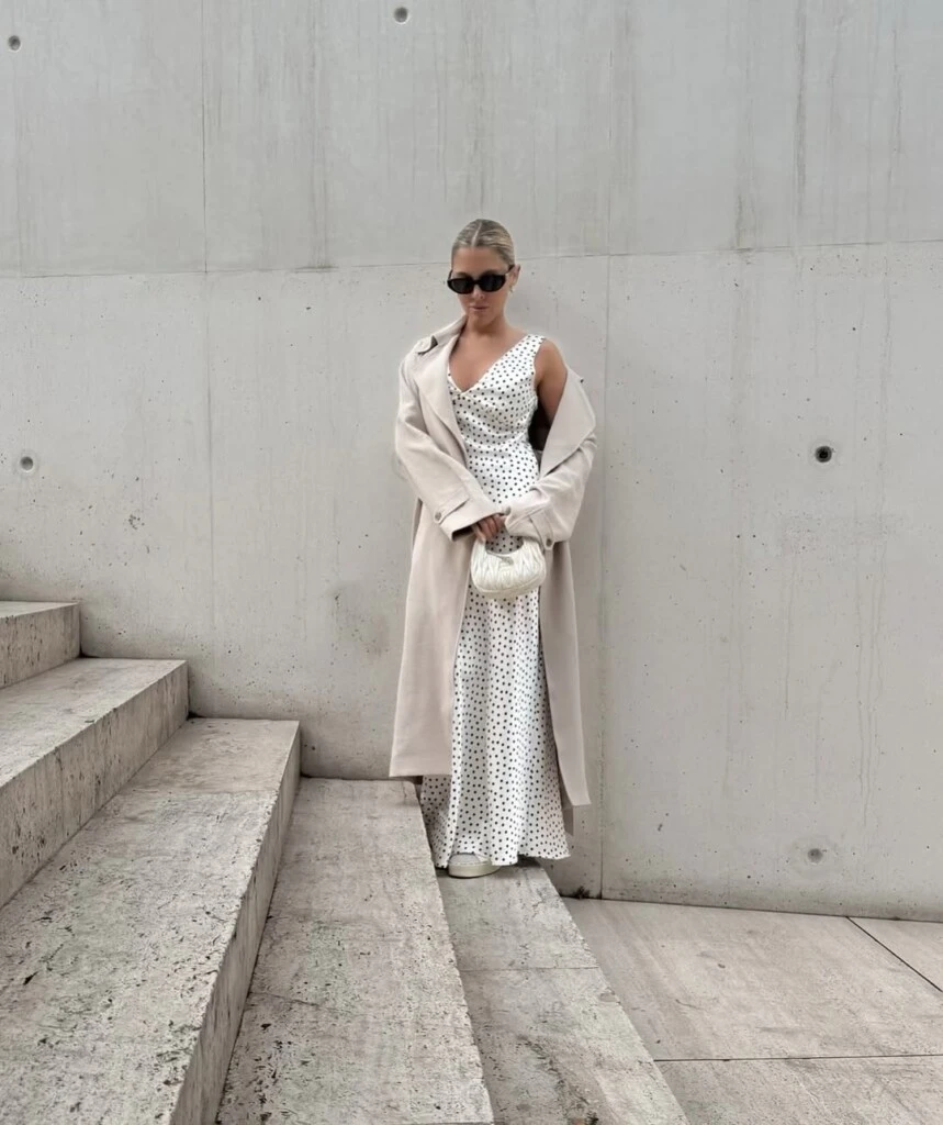 Sofía eligió un vestido blanco largo, al cuerpo, con breteles gruesos y escote sutil en V, una silueta que estiliza y aporta un aire femenino atemporal.