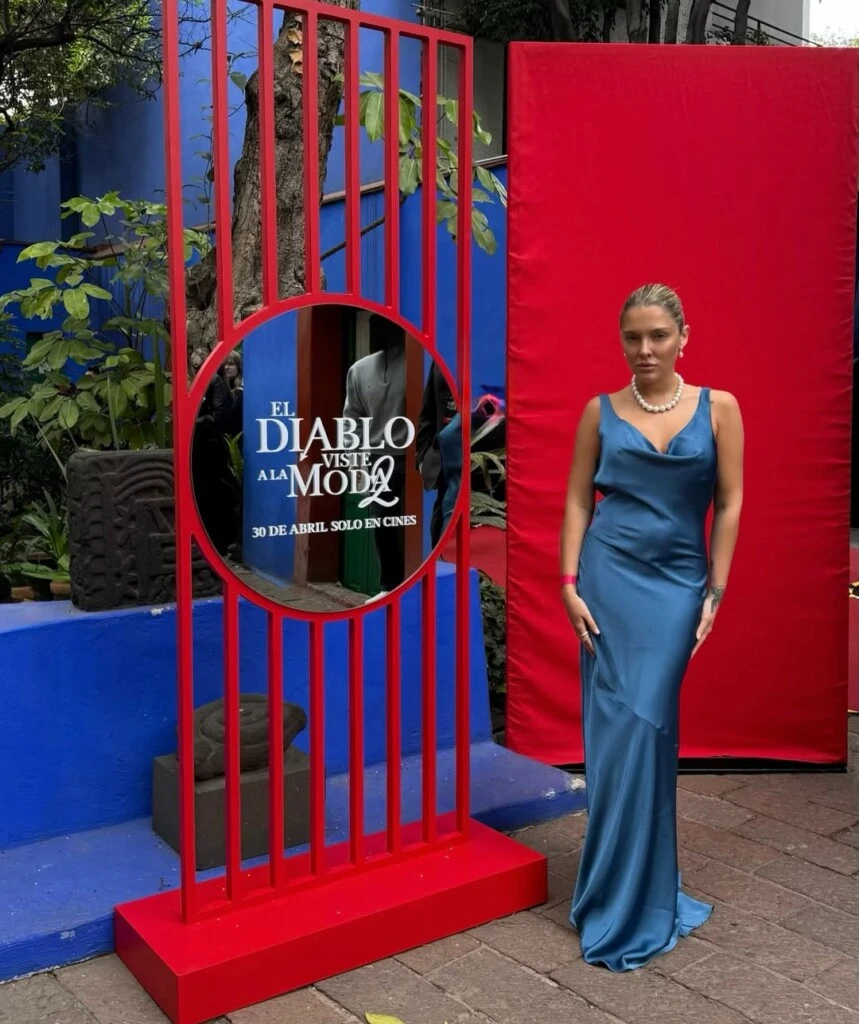  El escote drapeado aporta movimiento y eleva la propuesta con un toque sofisticado.