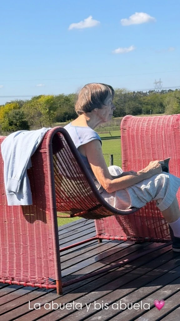 Nicole también compartió postales junto a integrantes de su familia, incluyendo a la abuela y bisabuela, en escenas que reforzaron el espíritu íntimo de la jornada.