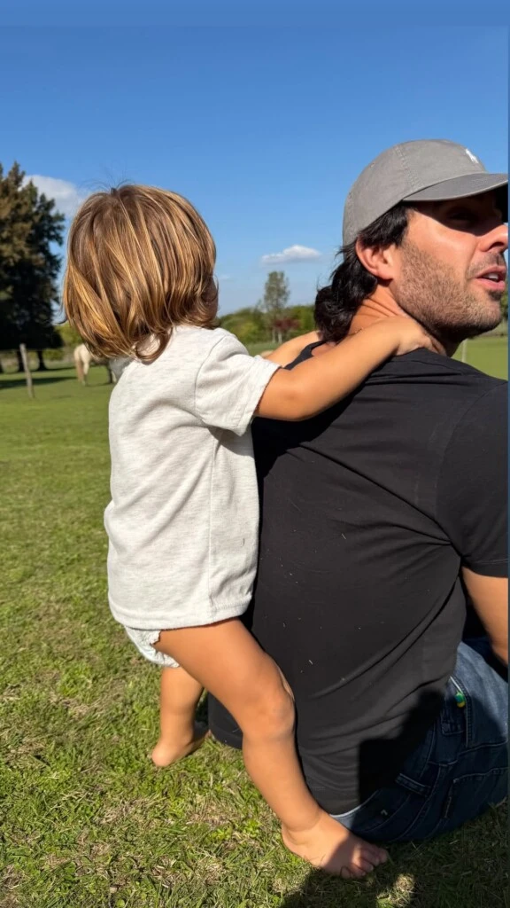 Manu Urcera junto a Cruz.