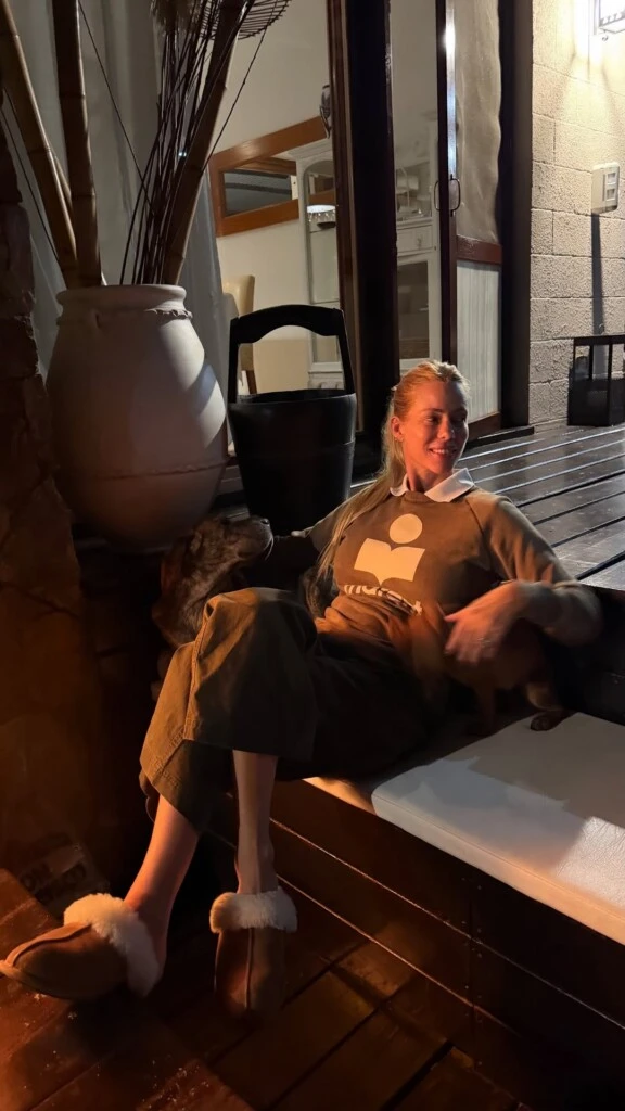 Para acompañar la jornada, Nicole eligió un outfit cómodo y abrigado, ideal para el otoño.