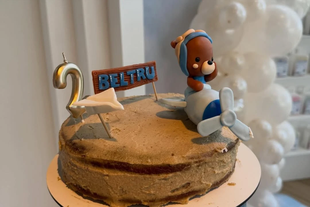 La torta fue casera y de estilo minimalista. Fotos: IG. 