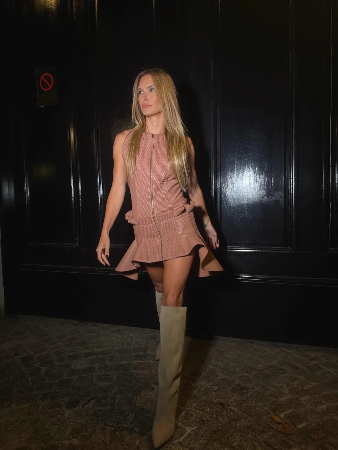 La modelo optó por un look nude. Fotos: IG.