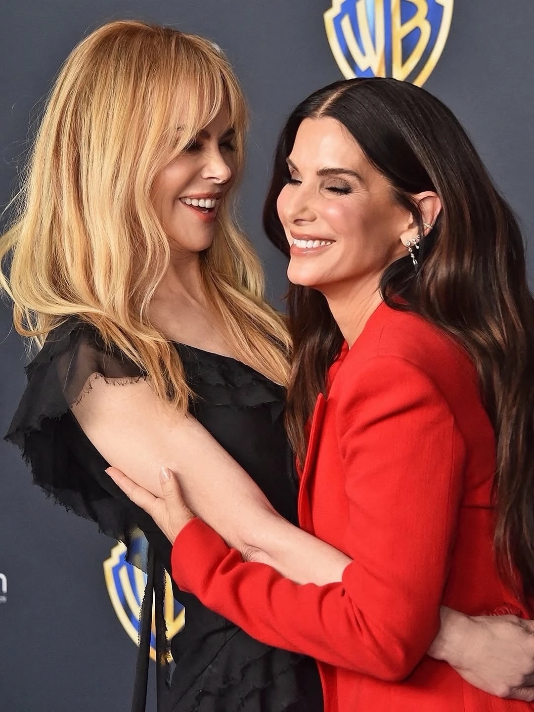 Nicole Kidman y Sandra Bullock deslumbraron con looks opuestos: negro etéreo y rojo vibrante en la red carpet