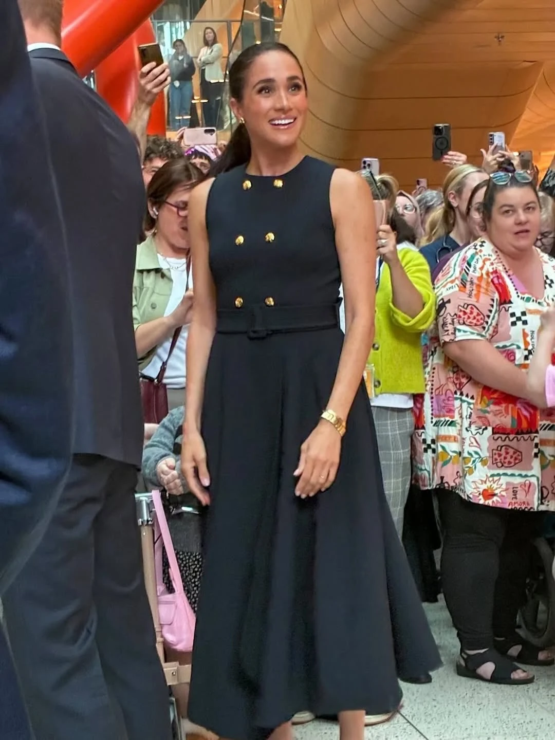 El guiño de Meghan Markle a Lady Di en Australia: los detalles de un look lady impecable
