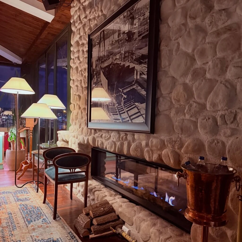 Las imágenes los muestran mirándose de cerca, sonriendo a cámara y compartiendo momentos relajados, tanto en el auto como en el restaurante. 