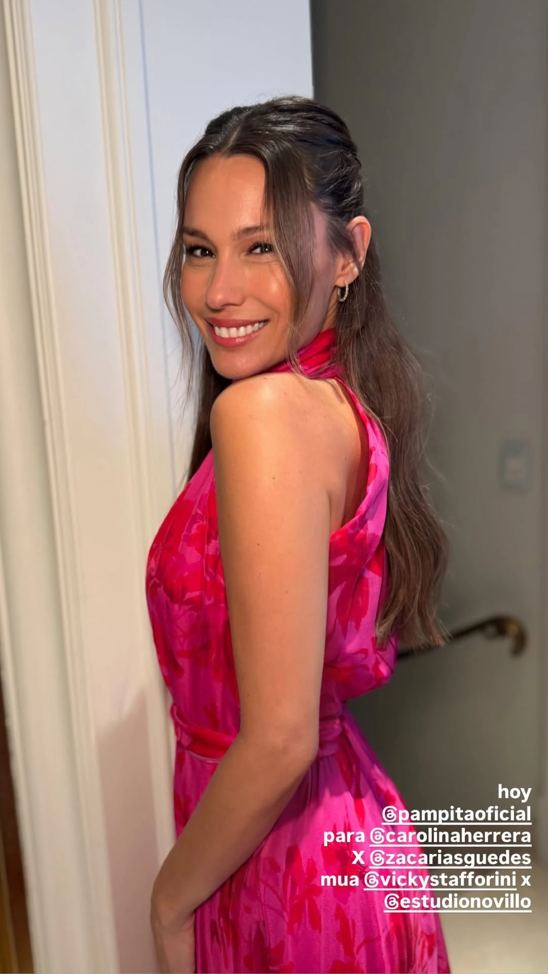 Pampita apostó al blazer negro sobre vestido y confirmó la fórmula más elegante para la noche