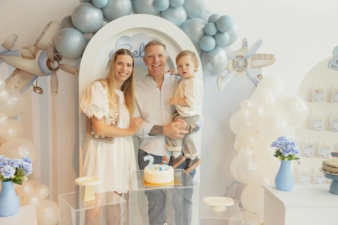 Beltrán junto a sus padres Coni Mosqueira y Alejandro Fantino. Fotos: IG. 