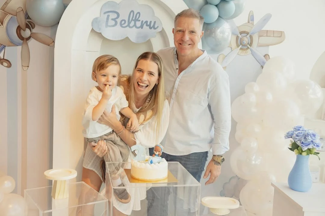 El niño tuvo una decoración con tonos celestes y avionetas. Fotos: IG. 