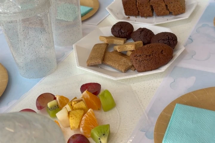 Los niños tuvieron una opción de merienda saludable. Fotos: IG. 
