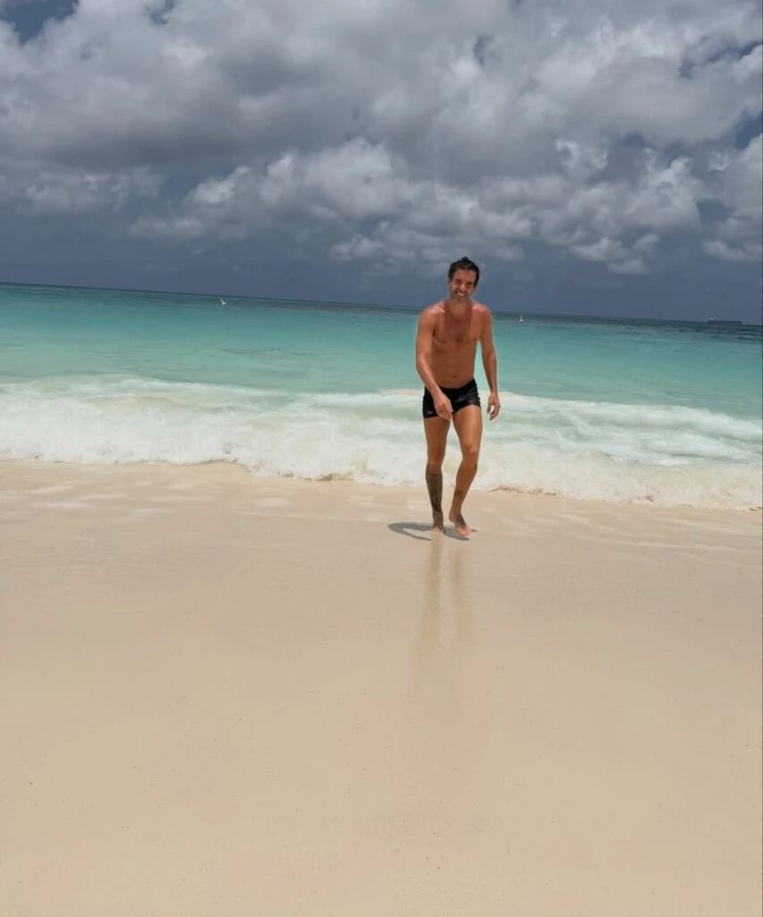 Desde la llegada al destino hasta los días de relax frente al mar, cada postal dejó ver la complicidad que los une en esta nueva etapa como marido y mujer.