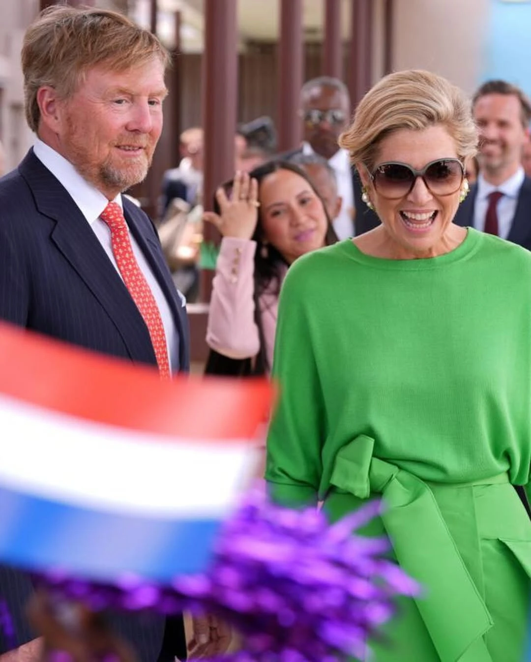 Máxima y dos impactantes looks monocolor en tonos vibrantes durante su paso por Miami