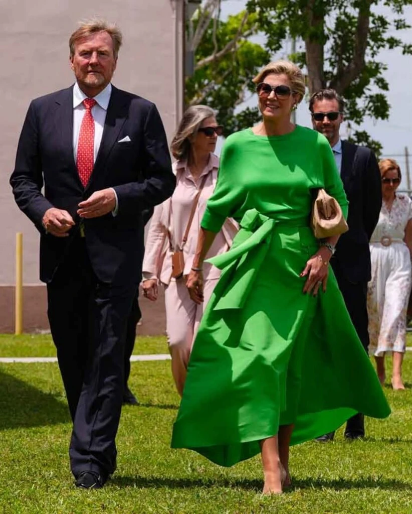 Máxima y dos impactantes looks monocolor en tonos vibrantes durante su paso por Miami