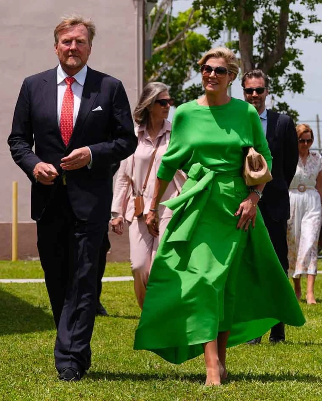 Máxima y dos impactantes looks monocolor en tonos vibrantes durante su paso por Miami