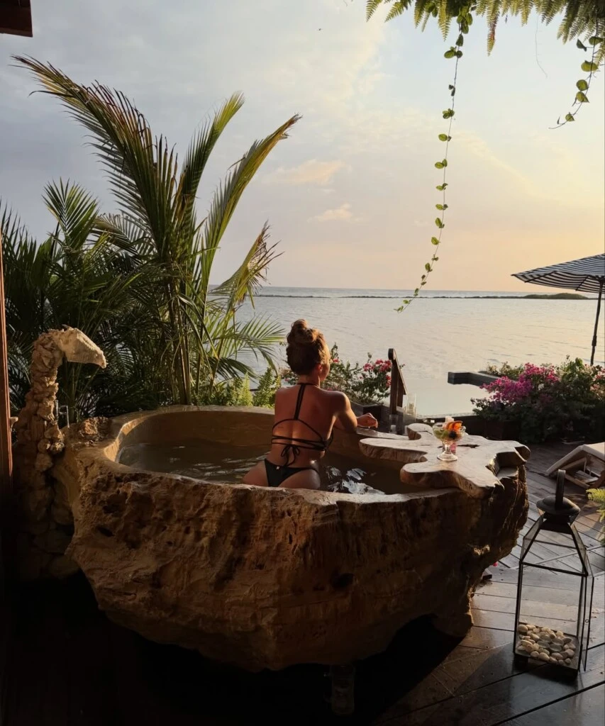 Las caminatas por la playa, los paseos turísticos y los momentos al aire libre fueron parte central de la experiencia.