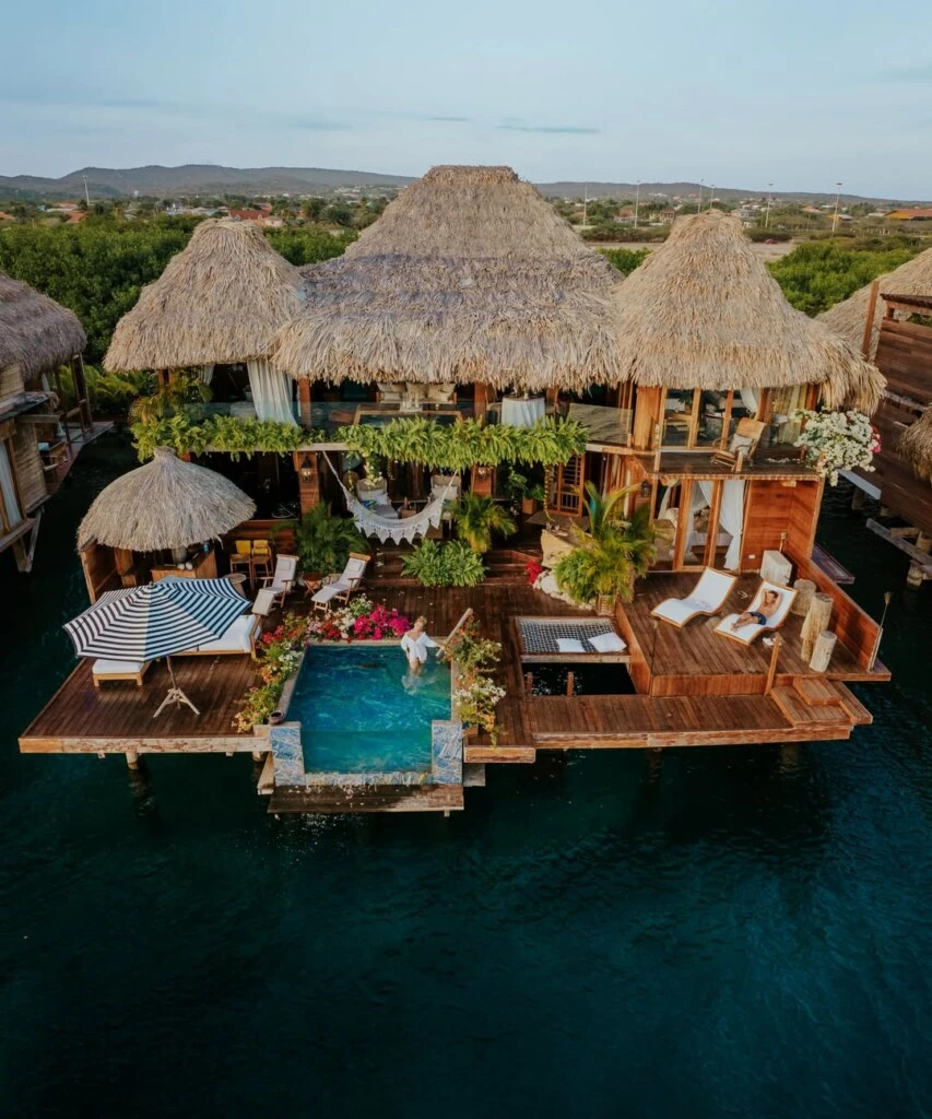 Durante su estadía, la pareja eligió un hotel con vista al mar, de estética tropical y detalles rústicos, ideal para desconectarse de la rutina. 