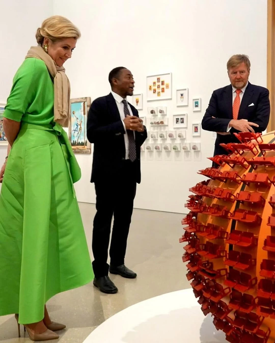 Máxima y dos impactantes looks monocolor en tonos vibrantes durante su paso por Miami