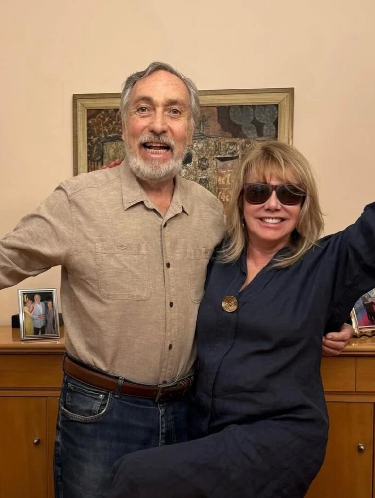 Viajes, sesiones de fotos, salidas y escenas laborales construyen un recorrido visual atravesado por la complicidad, el cariño y el respeto mutuo.