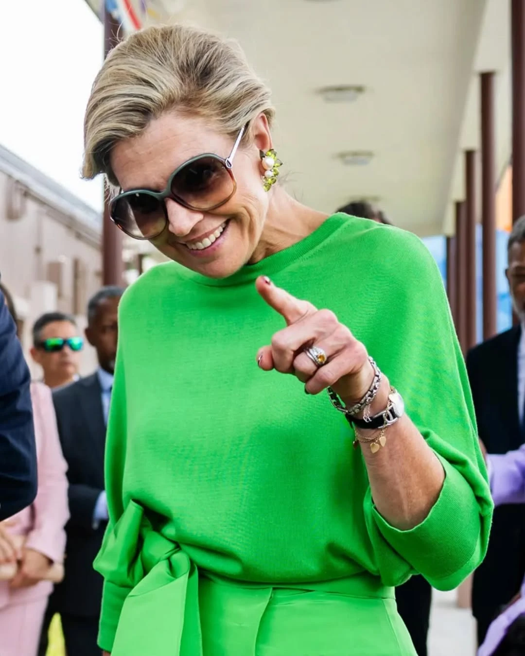 Máxima y dos impactantes looks monocolor en tonos vibrantes durante su paso por Miami