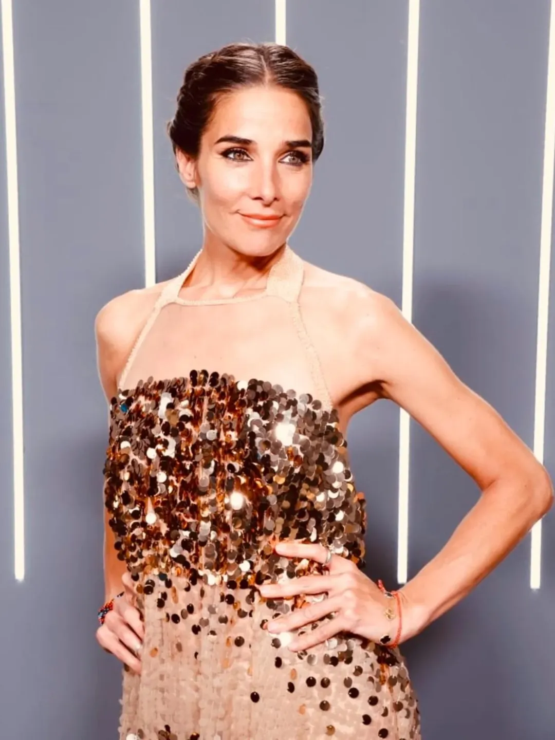 La conductora usó un peinado recogido con trenzas. Foto: Captura.