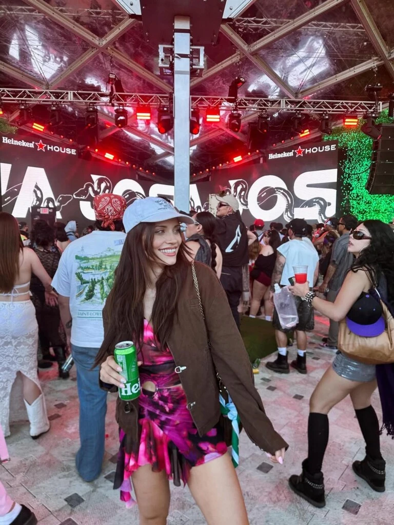 El bajo asimétrico con falda tubo y volados sumó movimiento y dinamismo, generando un efecto ideal para un evento donde lo trendy y lo expresivo van de la mano. 