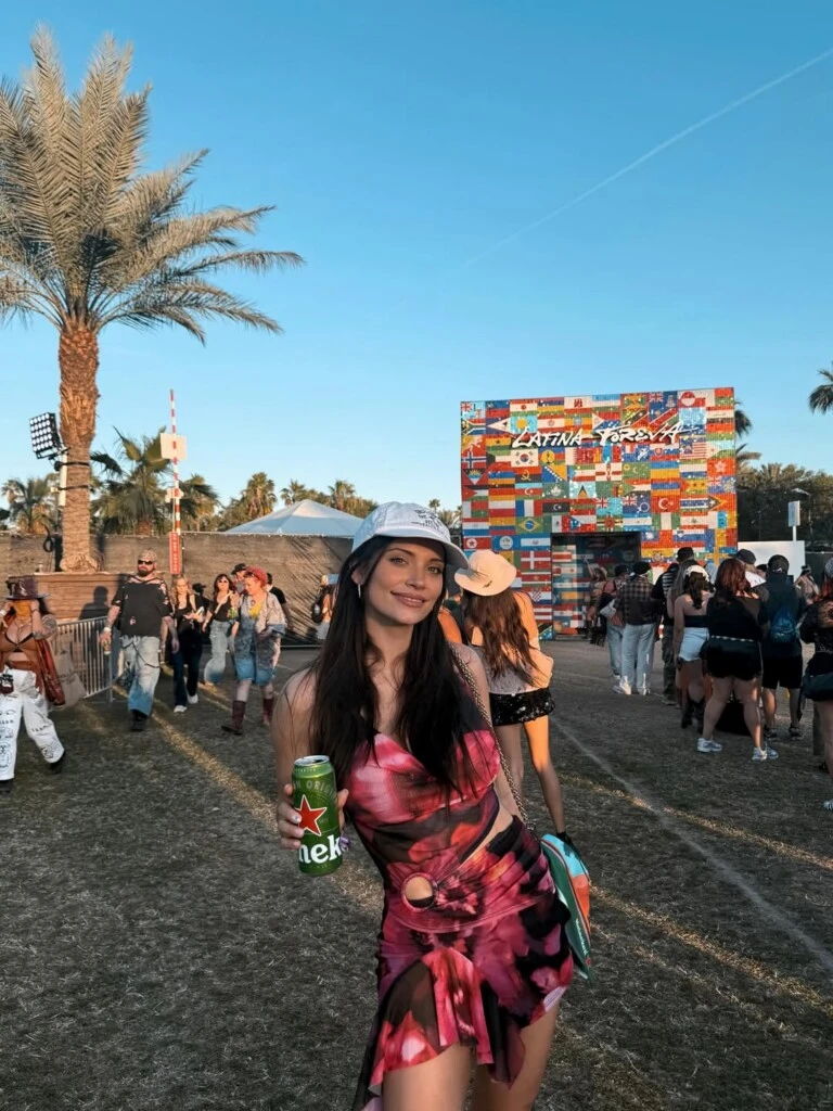 El estilismo se completó con una gorra blanca con letras verdes de estética sporty, que rompió con la sensualidad del vestido y sumó un aire relajado y urbano. 