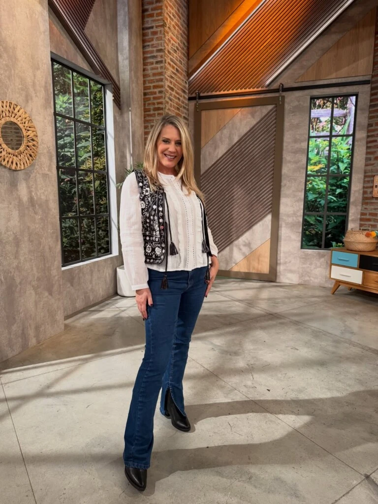 Para esta aparición, la conductora eligió un outfit que sintetiza a la perfección el espíritu boho chic, reinterpretado desde una mirada actual y urbana. 