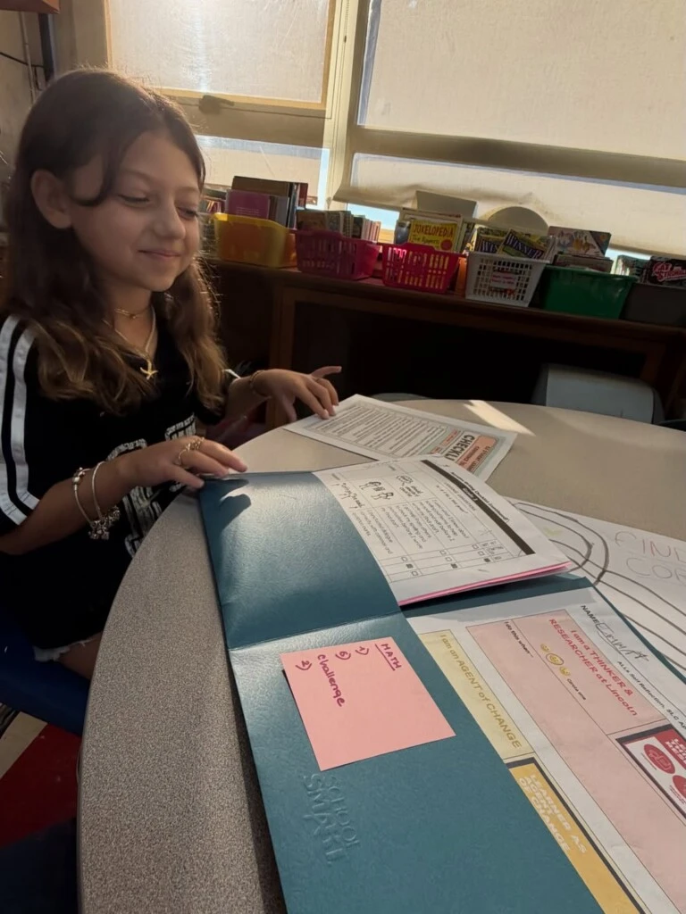 La publicación estuvo acompañada por imágenes y videos que mostraron distintos momentos de la estudio de la niña acompañada de su entre madre. 