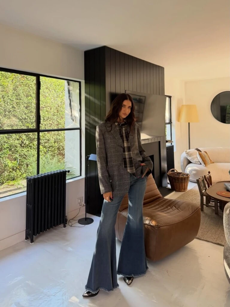 La modelo apostó por una combinación que refleja a la perfección el espíritu del entretiempo: prendas abrigadas, texturas nobles y una estética relajada pero cuidada.