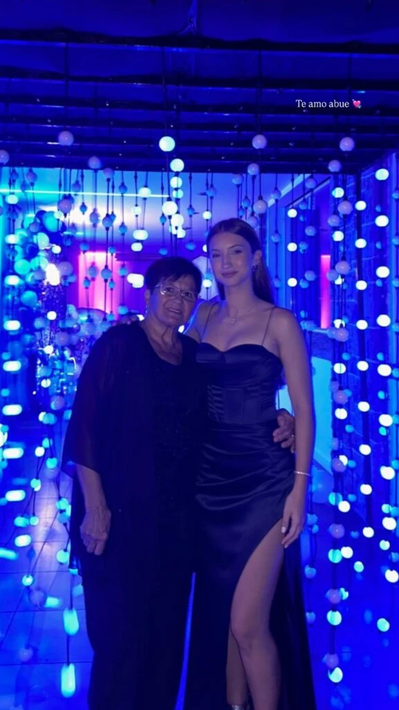 Indiana junto a su abuela.