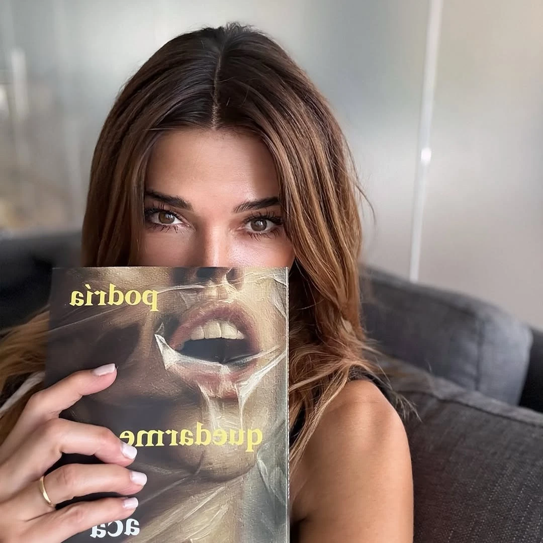 Cathy Fulop posando con el libro de su hija Oriana Sabatini. Foto: IG. 