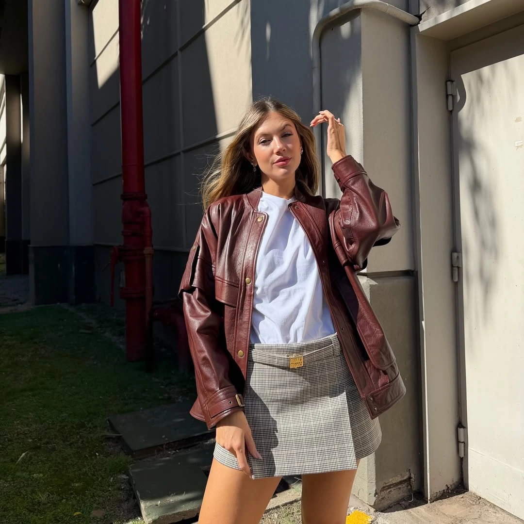 Stephanie Demner llevó una minifalda de Miu Miu. Fotos: IG. 