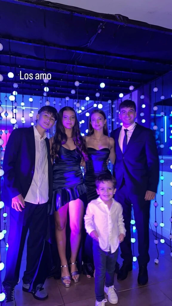 Sienna e Indiana apostaron por vestidos en azul metalizado que aunque diferentes en formato, dialogaron entre sí desde la sofisticación y la coherencia estilística.