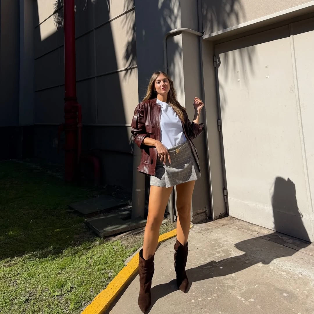 Demner sumó unas botas altas en color chocolate. Fotos: IG. 