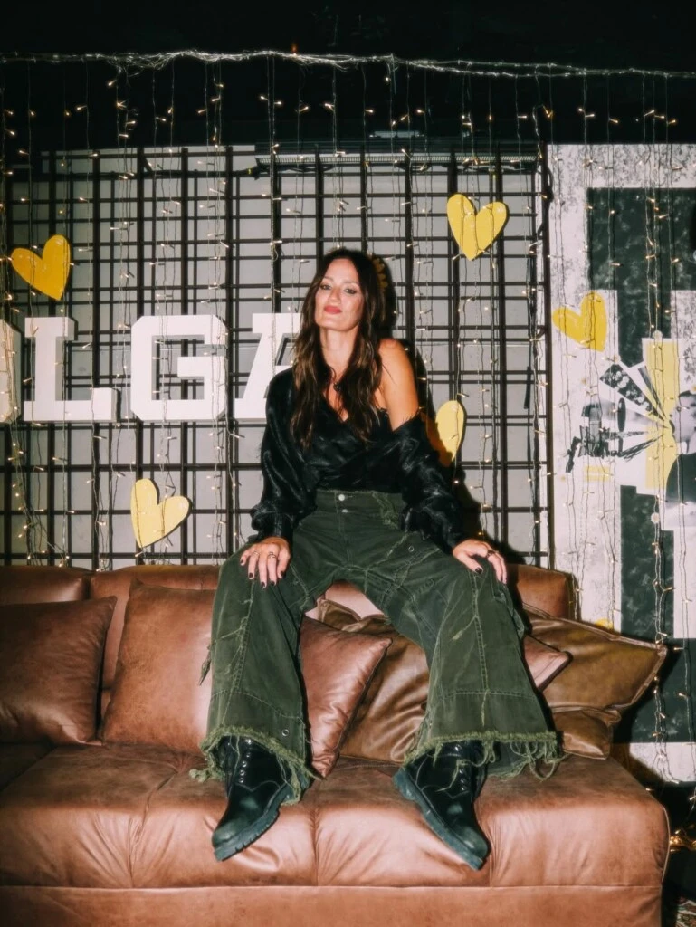 La pieza central del outfit fue, sin dudas, el pantalón cargo oversized en tono verde oliva.