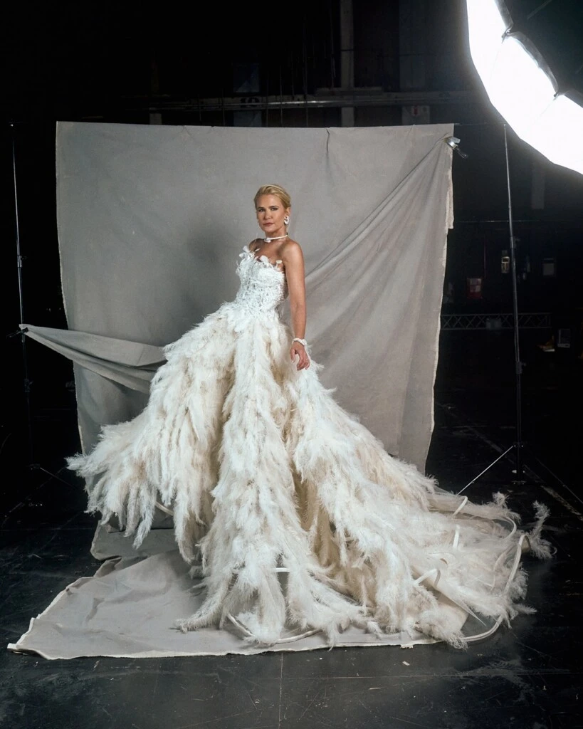 La modelo llevó joyería plateada de Swarovski.