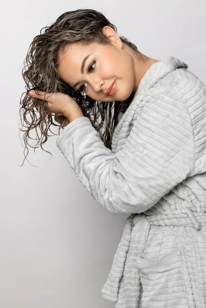 Si hacés esto con tus rulos, podés dejar el alisado y ganar definición sin frizz