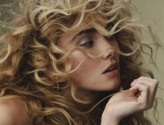 Si hacés esto con tus rulos, podés dejar el alisado y ganar definición sin frizz