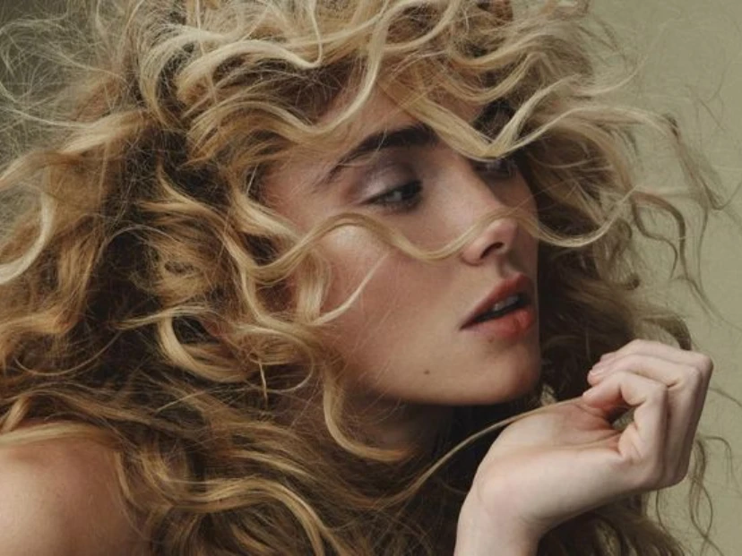 Si hacés esto con tus rulos, podés dejar el alisado y ganar definición sin frizz