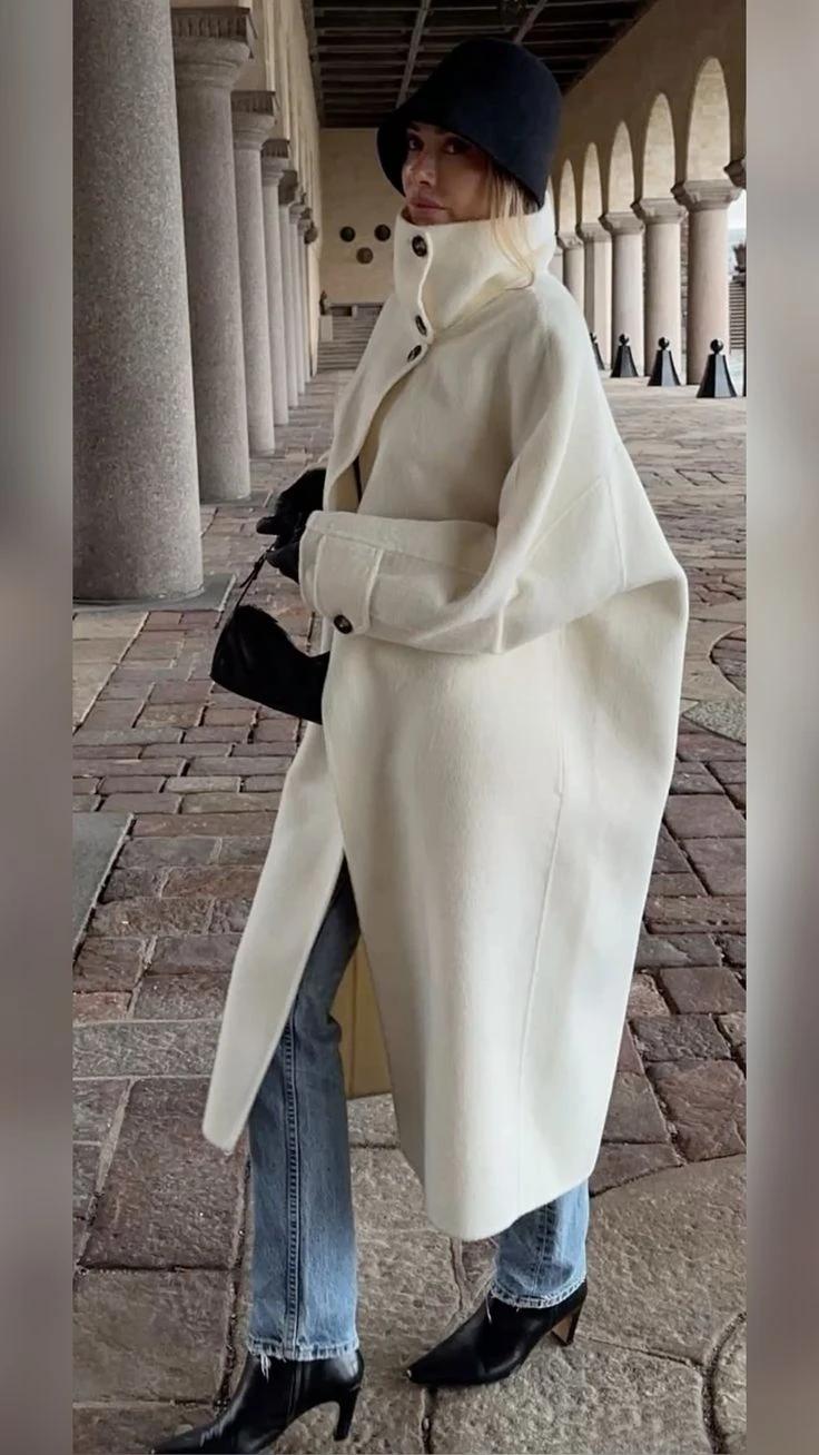 7 looks para usar el abrigo con cuello tubo: la tendencia que domina el otoño