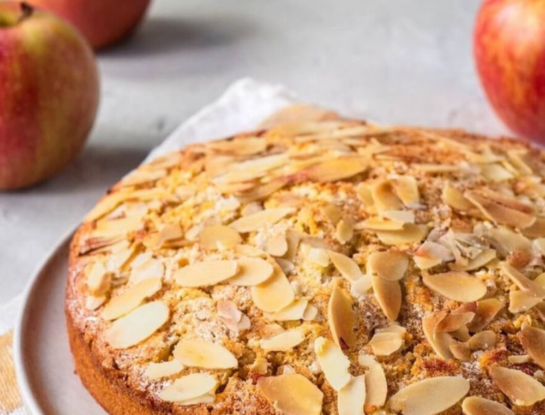 Torta húmeda de manzana y almendras: una receta simple, suave y llena de sabor