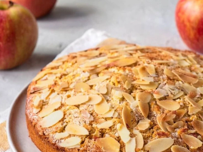Torta húmeda de manzana y almendras: una receta simple, suave y llena de sabor