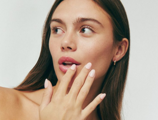 Uñas difuminadas: cómo es la manicura minimalista que disimula el crecimiento y es furor en redes