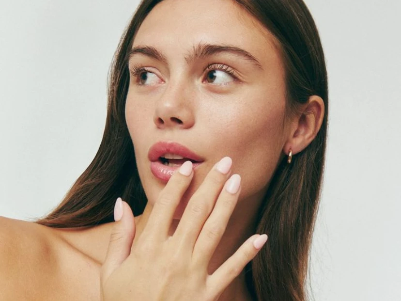 Uñas difuminadas: cómo es la manicura minimalista que disimula el crecimiento y es furor en redes