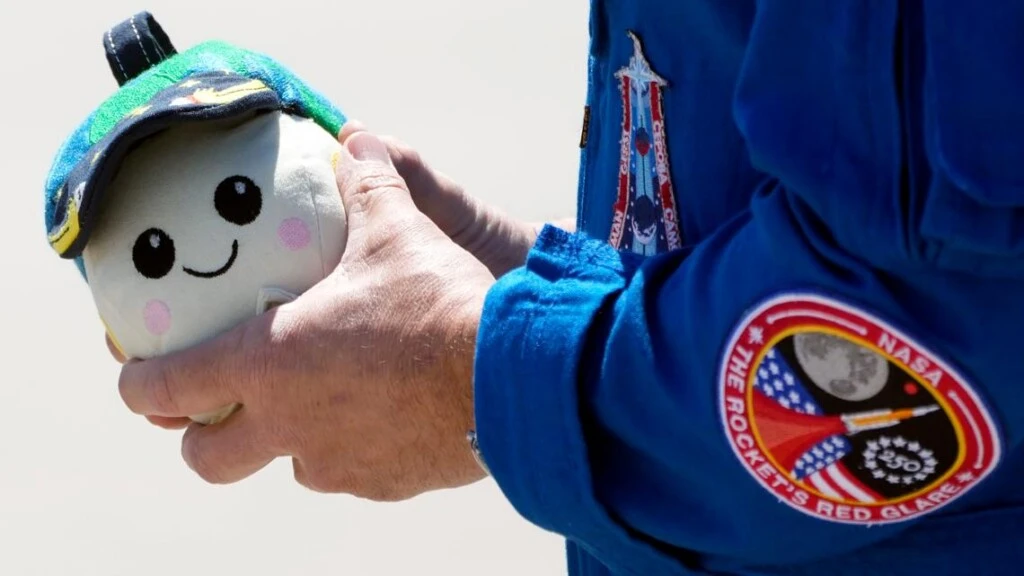 Rise, el peluche que acompaña a los astronautas en Artemis II