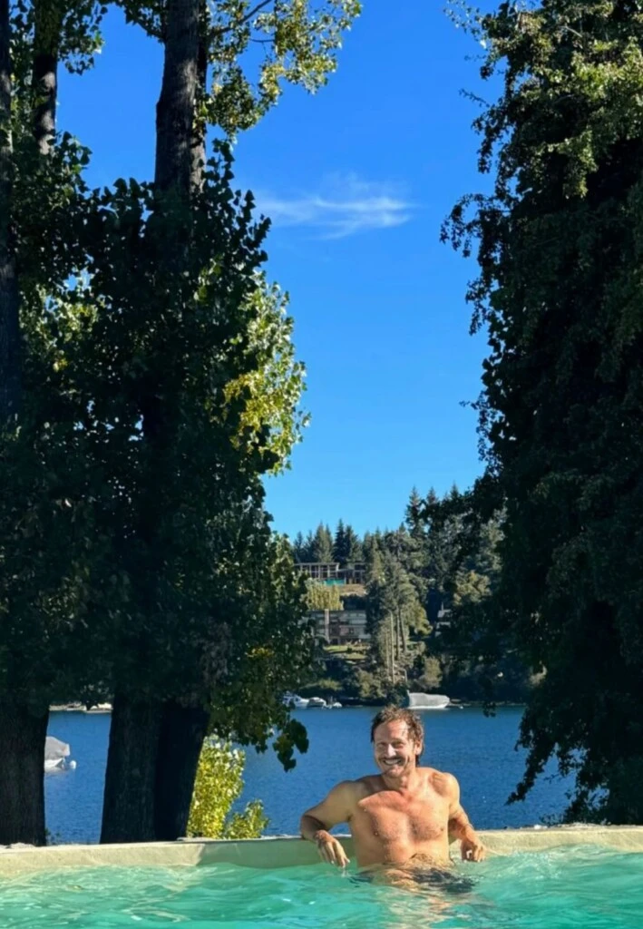 Vicuña disfrutando en la pileta de su hotel.