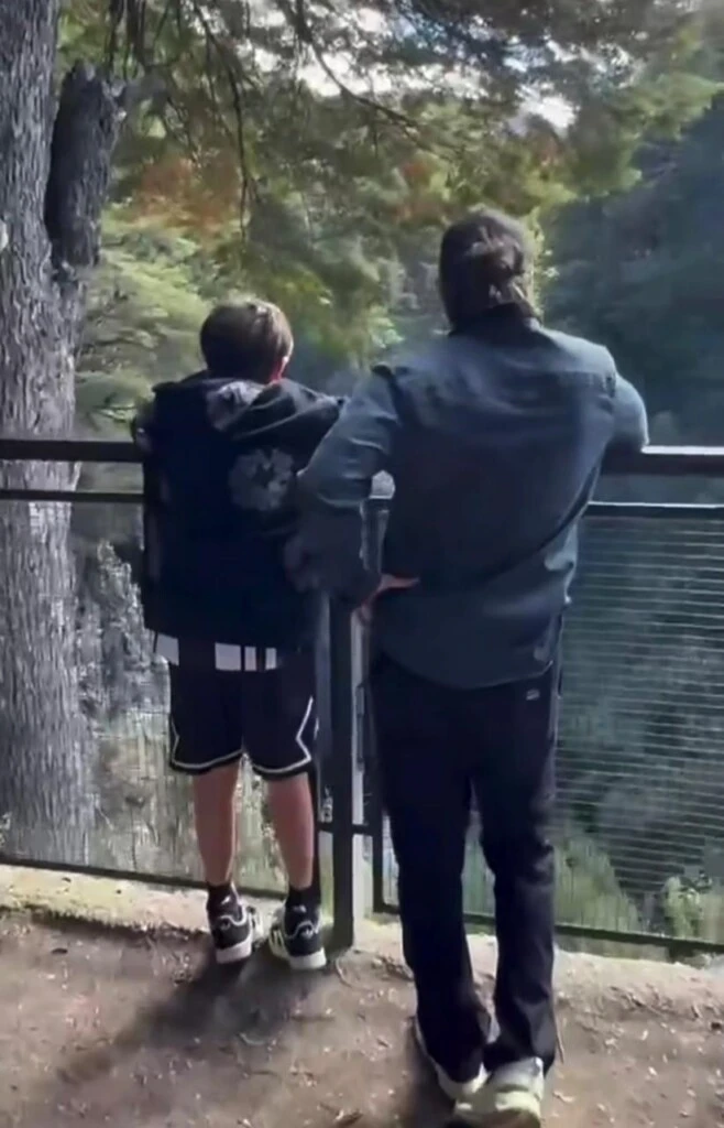 Aprovechando los días soleados y el clima despejado, la familia se entregó a largas caminatas y actividades al aire libre.